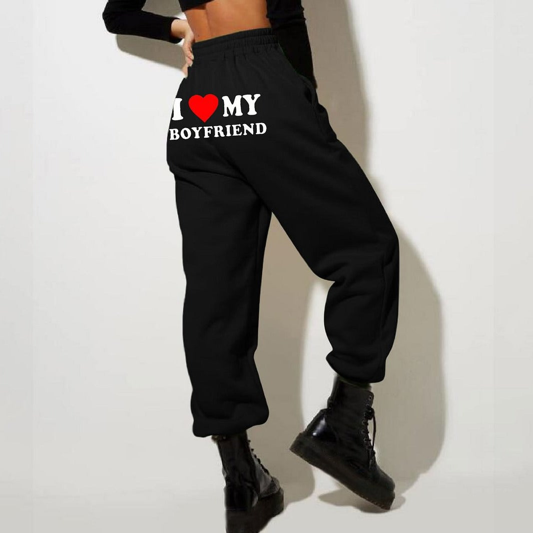 Alltagstaugliche Damen Jogginghose mit „I Love My Boyfriend“-Aufdruck. Perfekt für Sport & Entspannung.