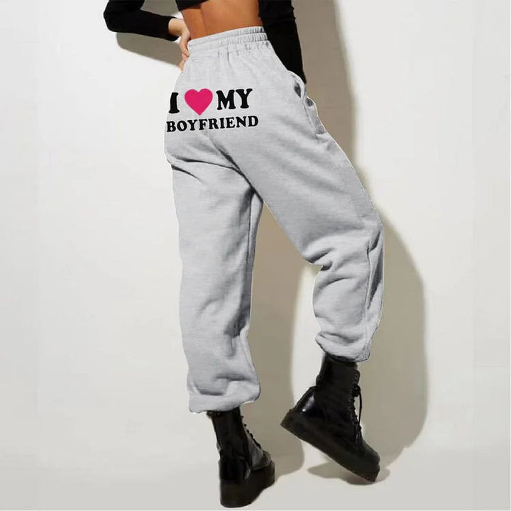 Kuschelige Damen Jogginghose mit „I Love My Boyfriend“-Statement, die ideale Geschenkidee für Sie.