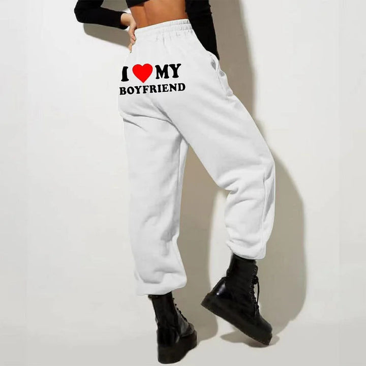 Feminine Jogginghose für Damen, locker geschnitten & bequem, mit „I Love My Boyfriend“-Statement Print.