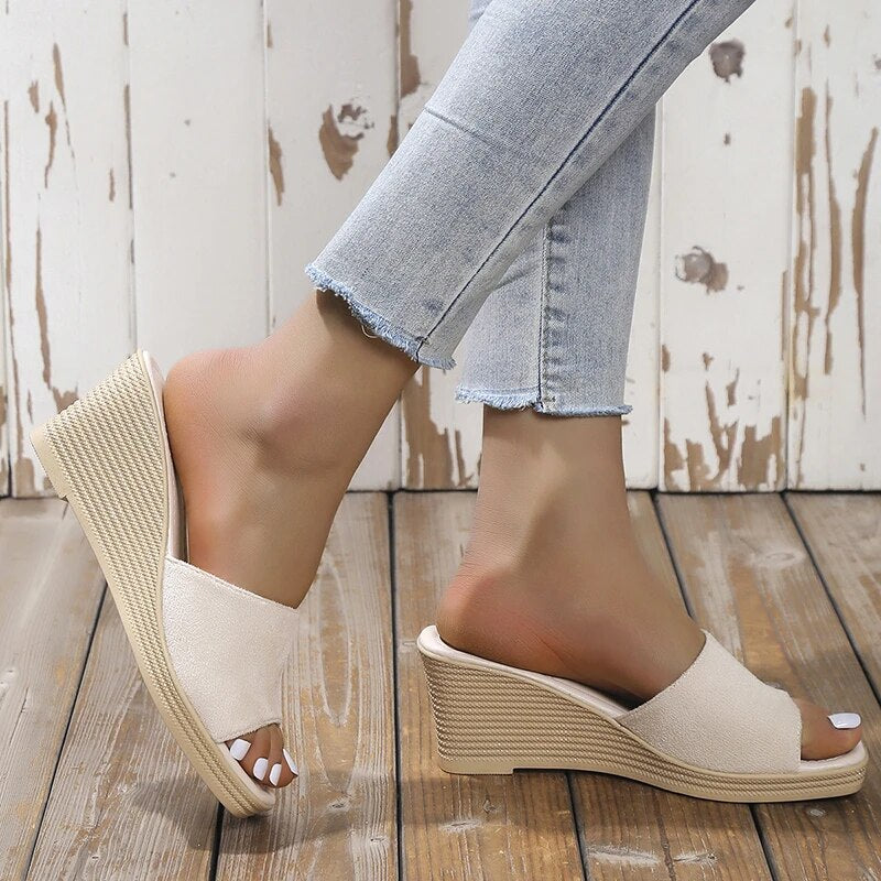 Elegante Damen Sandalen mit Keilabsatz & moderner quadratischer Spitze. Bequeme orthopädische Sommerschuhe.