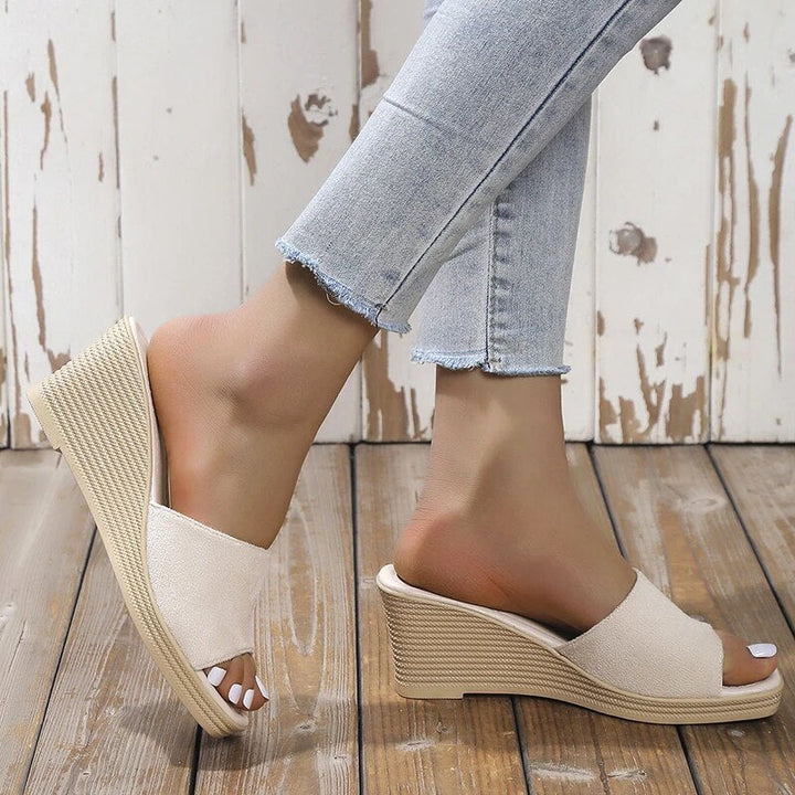 Elegante Damen Sandalen mit Keilabsatz & moderner quadratischer Spitze. Bequeme orthopädische Sommerschuhe.
