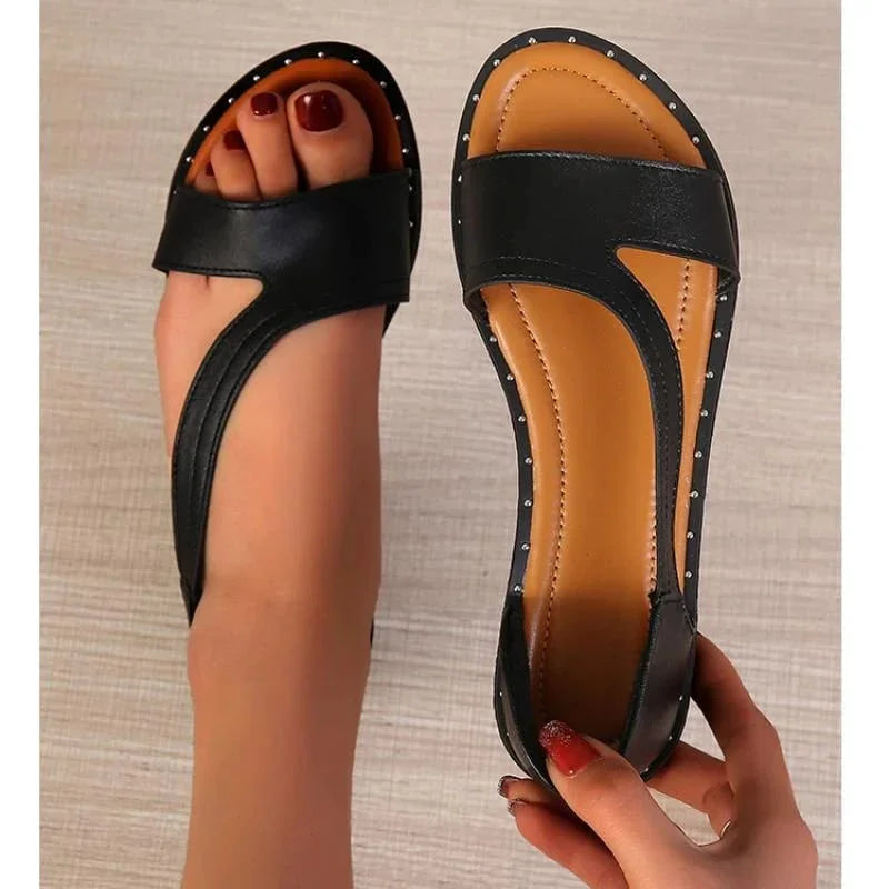 Modische Damen Römersandalen mit offener Zehenpartie. Flache Sommerschuhe für eleganten Sommerstil.