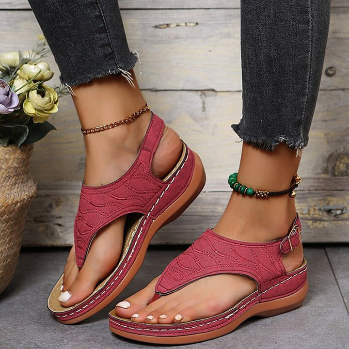 Bequeme Damen Sandalen mit Schnallenriemen und Plateausohle für den Sommer. Ideal als Freizeitschuhe oder für Urlaub.