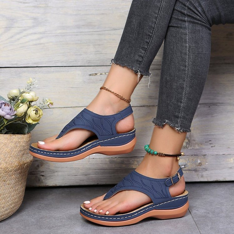 Detailansicht der modischen Damen Sandalen mit verstellbaren Schnallenriemen für bequemen Halt im Sommer.