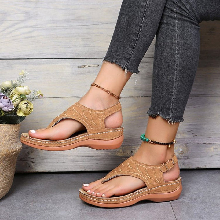 Damen Sandalen mit bequemer Plateausohle und stilvollen Schnallenriemen, perfekt für Strand & Sommerurlaub.