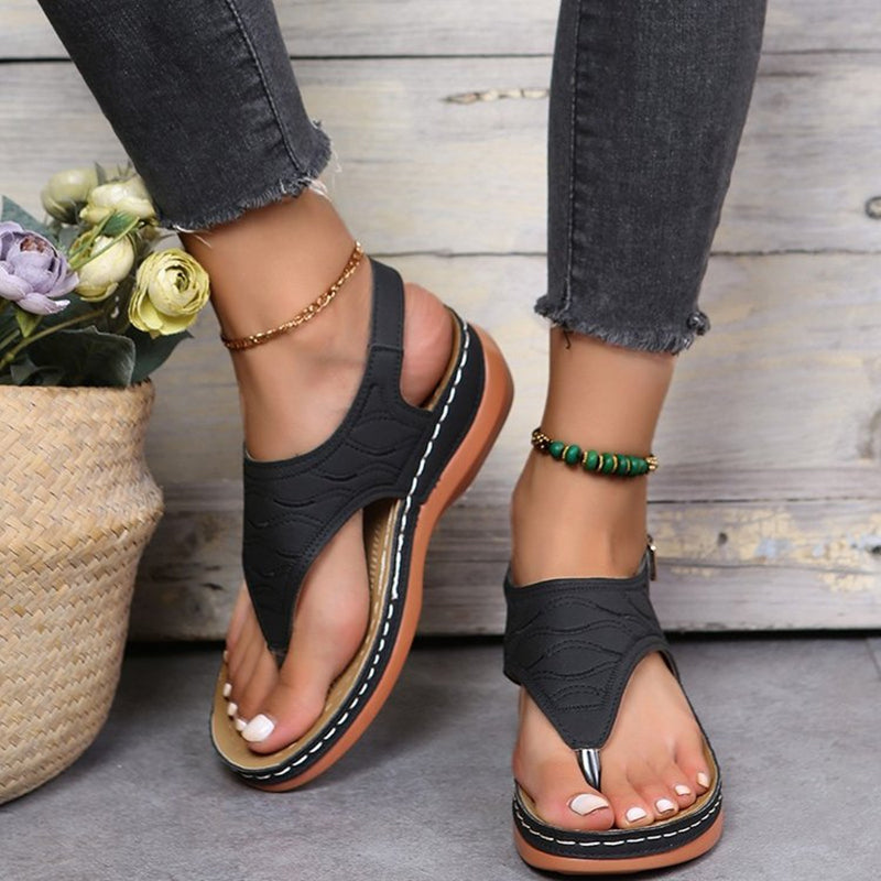 Modische Damen Sandalen mit bequemer Plateausohle und Schnallenriemen für optimalen Gehkomfort im Sommer.