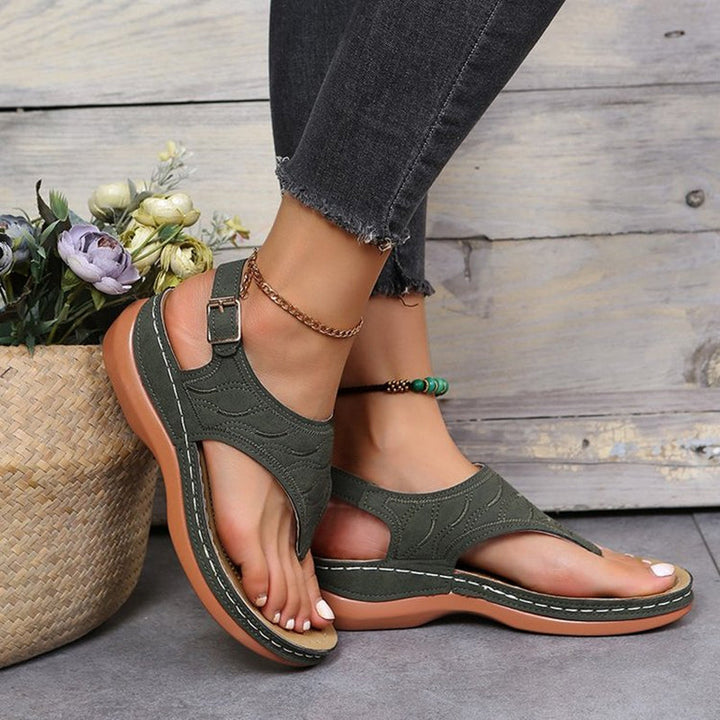 Vielseitige Damen Sandalen, bequem & mit Schnallenriemen. Perfekte Freizeitschuhe für modebewusste Frauen im Sommer.