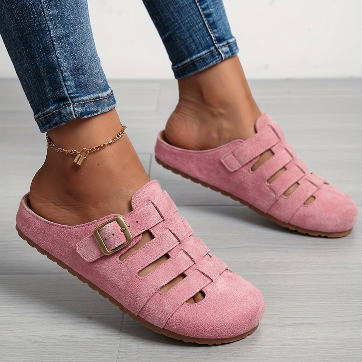 Gemütliche Damen Mulesandalen im Slip-On-Stil. Bequeme flache Sommerschuhe für Damen, perfekt für jeden Tag.