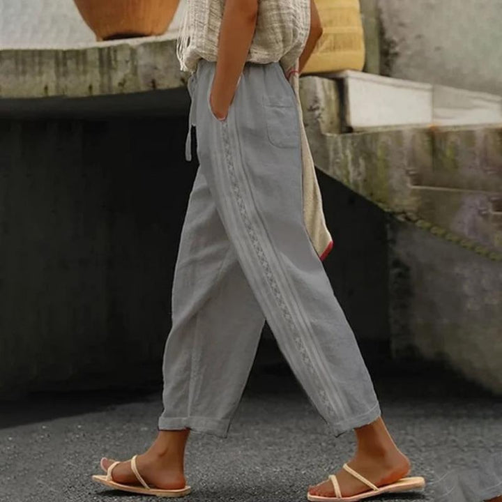 Bequeme, einfarbige Damenhose mit geradem Bein für Frühling & Sommer. Ideal für einen stilvollen Casual Look.