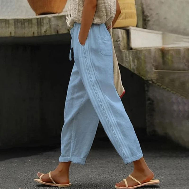 Lässige Damenhose mit gerader Passform & praktischen Taschen. Perfekt für den Alltag im Frühling und Sommer.