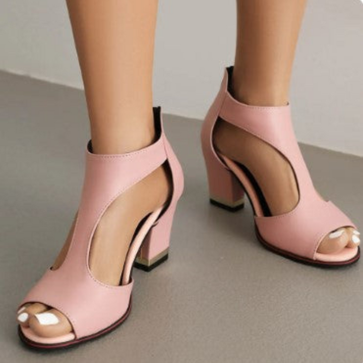 Vielseitige Damensandalen mit bequemem Absatz für Sommer und Alltag. Schwarze Komfortschuhe mit eleganter Optik.