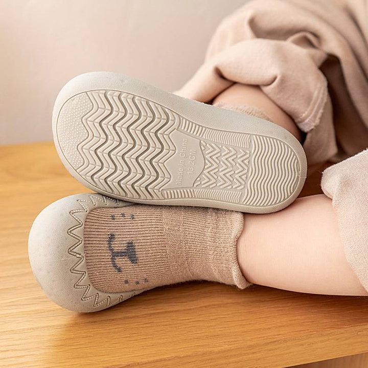 Detailaufnahme der rutschfesten Sohle von HappySteps Kinder Slip-On Sockschuhen, hohe Flexibilität & sicherer Grip.
