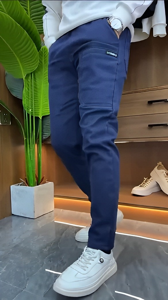 Funktionale Herren Stretch Cargo Hose mit ActiveFlex Material für Bewegungsfreiheit und Komfort.