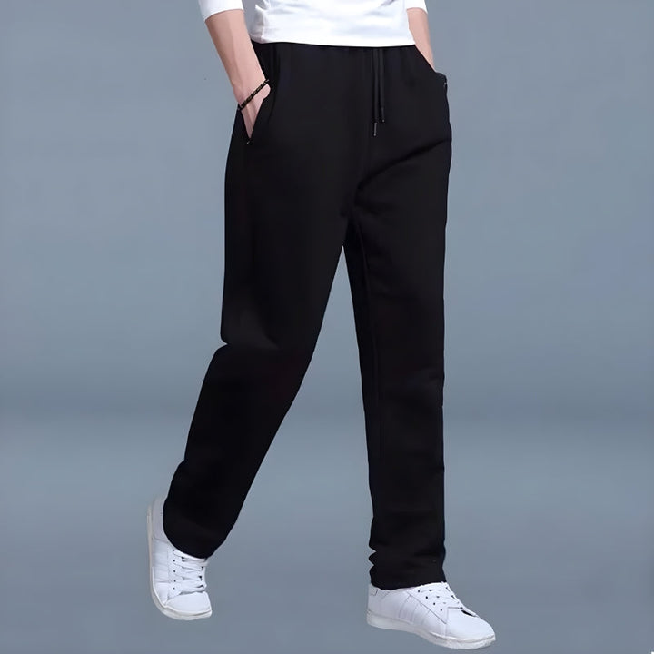 Bequeme Herren Jogginghose für ultimativen Komfort und entspannten Stil. Ideal für Freizeit und Alltag.