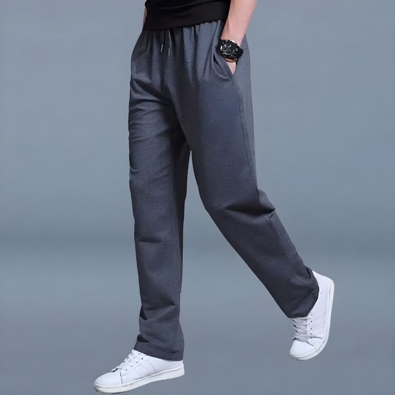 Weiche Herren Sporthose für ganzjährigen Komfort, ideal als Freizeithose oder für leichte Aktivitäten.