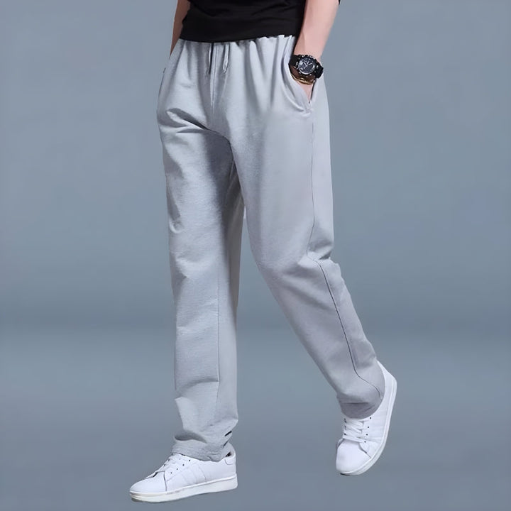 Moderne Herren Jogginghose in zeitlosem Design, perfekt für bequeme Herrenmode im Alltag und beim Sport.