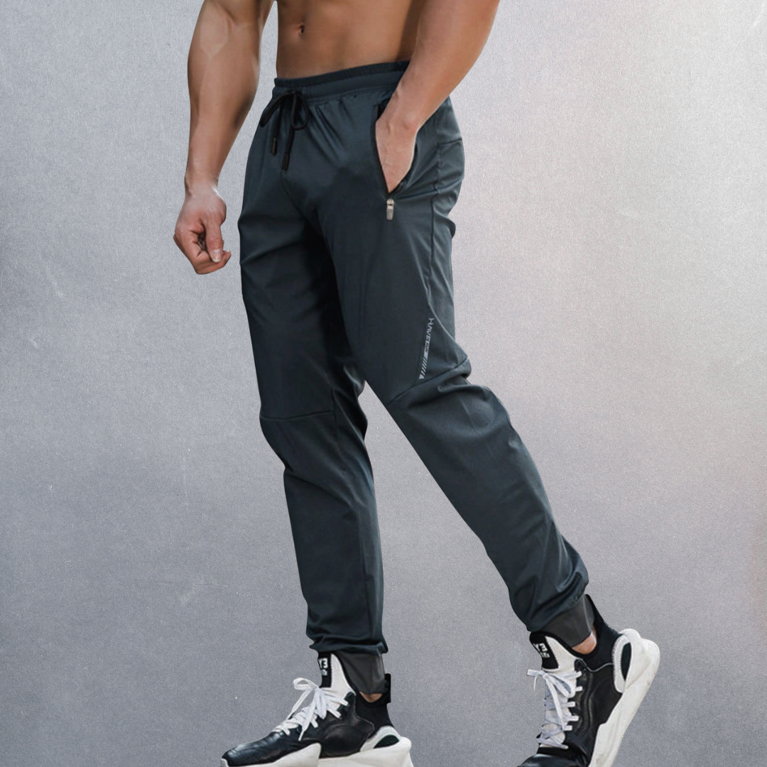Bequeme Herren Jogginghose Slim Fit für Sport & Alltag, mit Kordelzug und Reißverschlusstaschen, atmungsaktiv.
