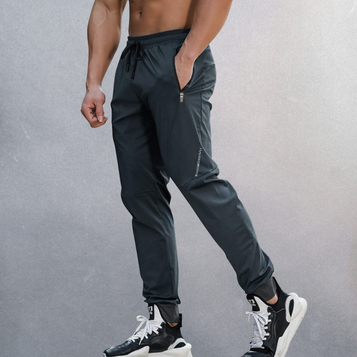 Bequeme Herren Jogginghose Slim Fit für Sport & Alltag, mit Kordelzug und Reißverschlusstaschen, atmungsaktiv.