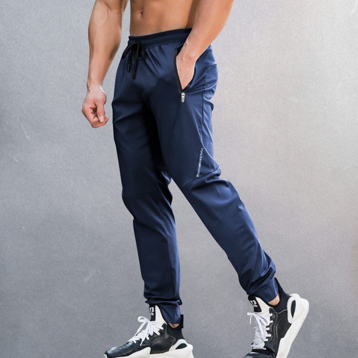 Komfortable Herren Freizeithose mit elastischem Bund, Kordelzug & sicheren Reißverschlusstaschen, alltagstauglich.