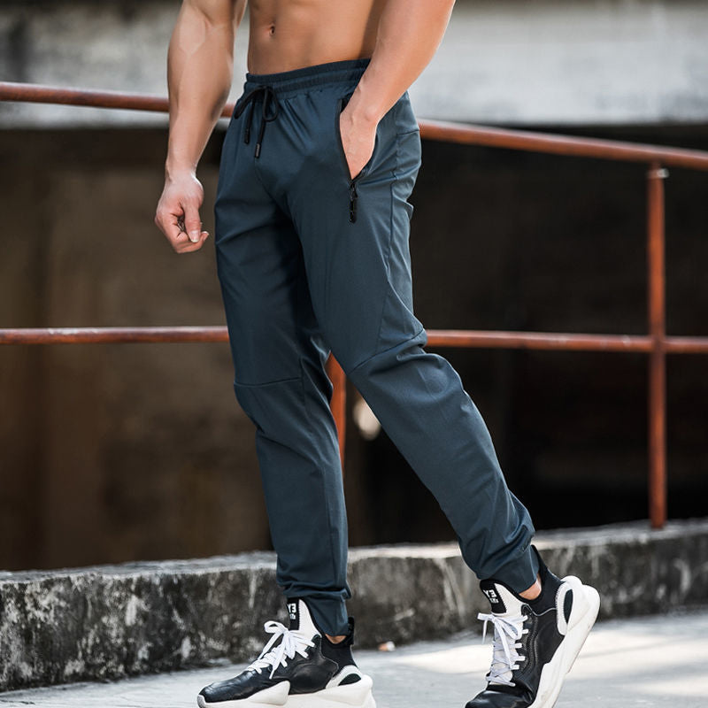 Stylische Herren Jogginghose, Slim Fit, für maximalen Komfort bei Sport & Freizeit; mit Reißverschlusstaschen.