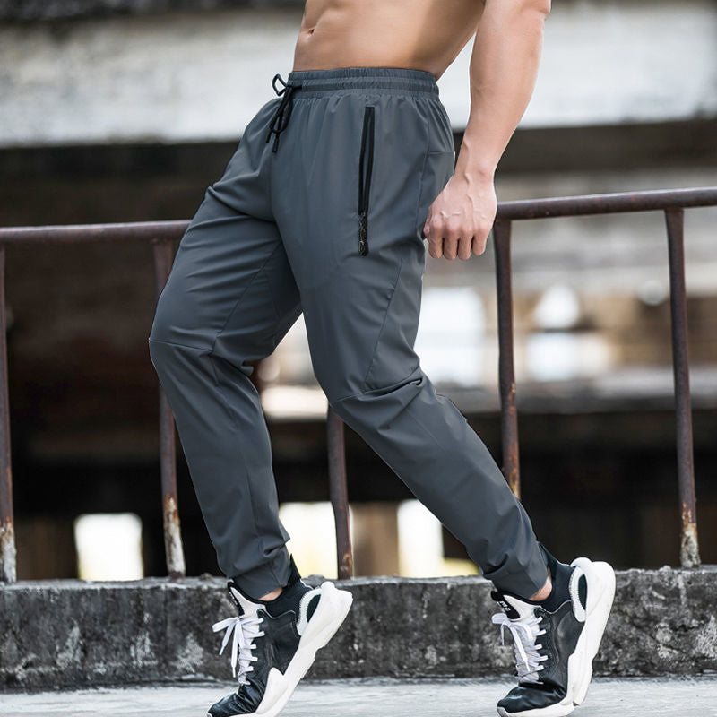 Atmungsaktive Herren Trainingshose, Slim Fit, für optimale Bewegungsfreiheit im Sport und stilvollen Alltag.