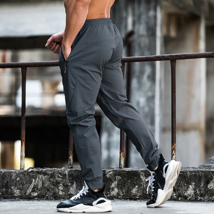 Lässige Herren Freizeithose, bequem und alltagstauglich, mit praktischen Reißverschlusstaschen und Kordelzug.