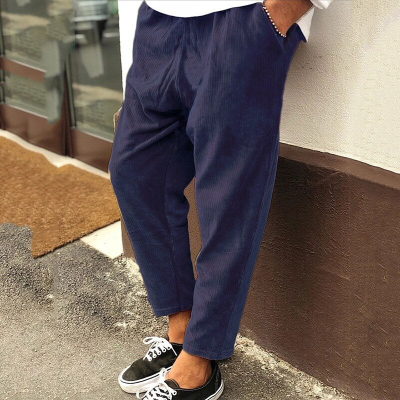 Vielseitige Herren Kordhose, lässig & stilvoll. Bequeme Alltagshose für Männer mit modernem Look.
