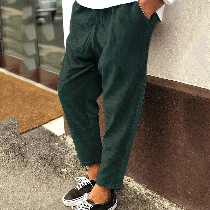 Lässige Cordhose für Herren, weicher Stoff. Komfortable Freizeithose, ideal für entspannte Tage.