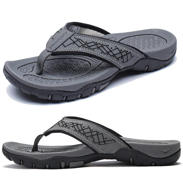 Detailansicht der ergonomischen Fußstütze im Herren Slipper, dämpfende Sohle für maximalen Komfort.
