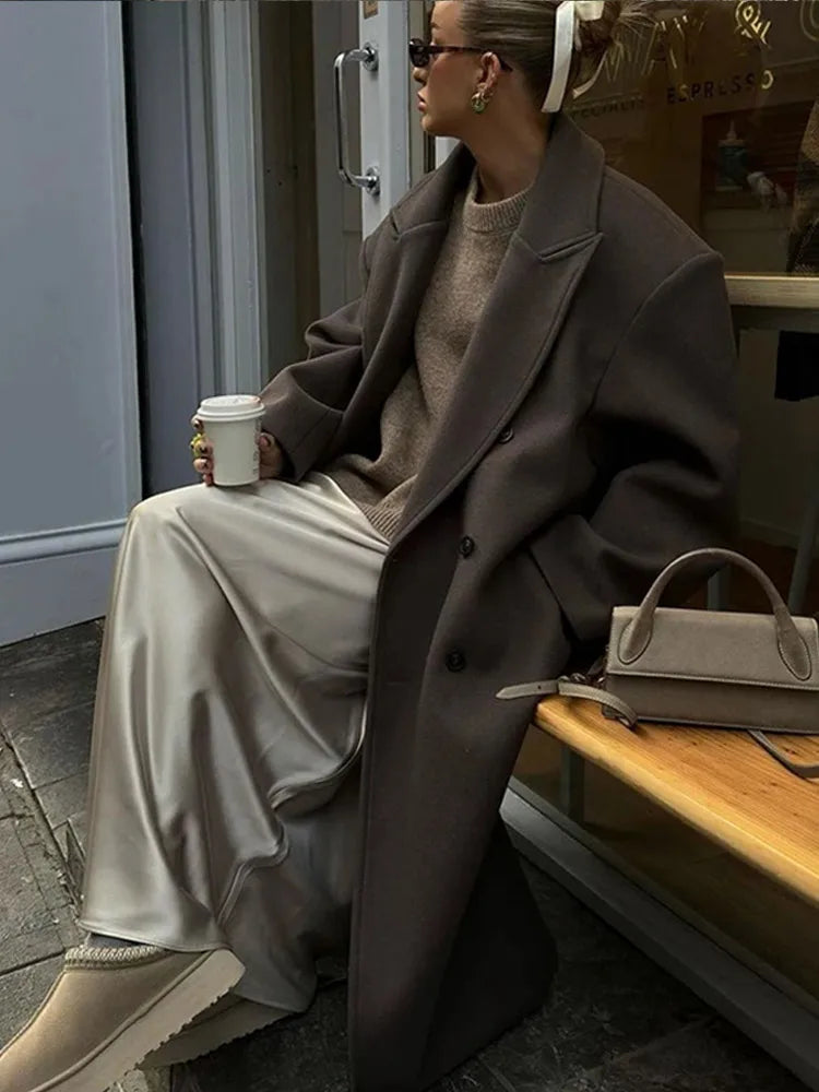 Detailansicht der Sophie Damenjacke: Moderner Reverskragen, Doppelknopfleiste und praktische Taschen für Damenmode.