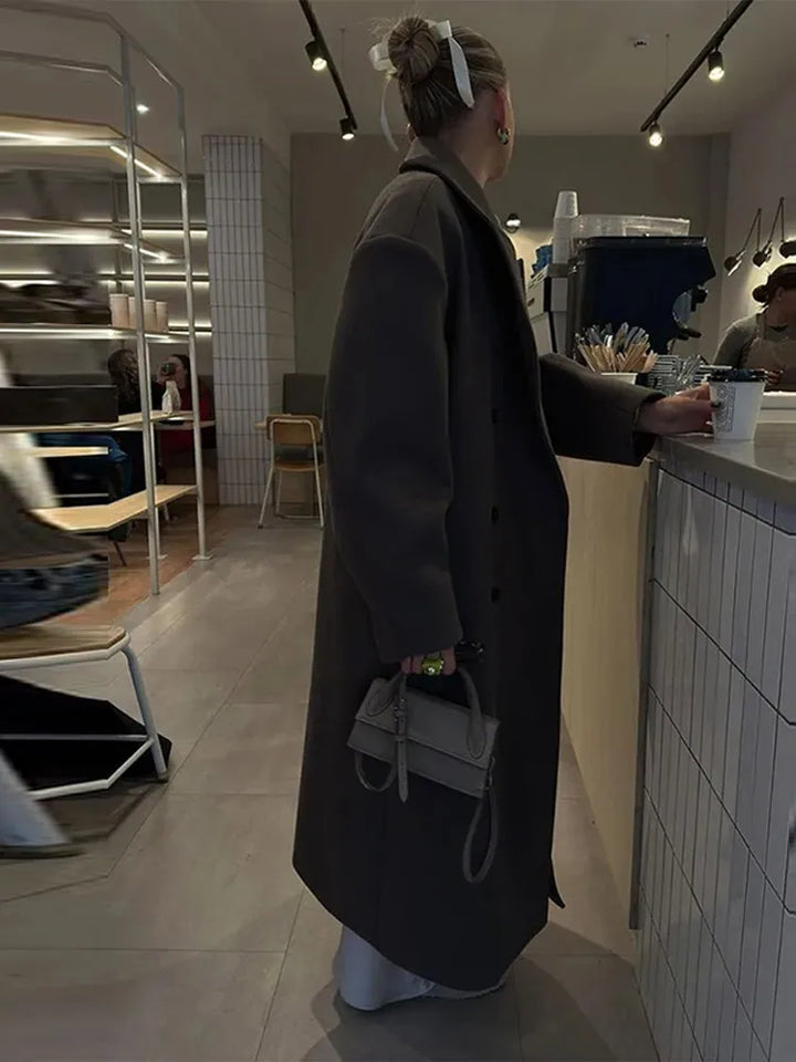 Vielseitige lange Damenjacke Sophie in Schwarz, perfekt als casual Herbstjacke oder elegante Winteroberbekleidung.