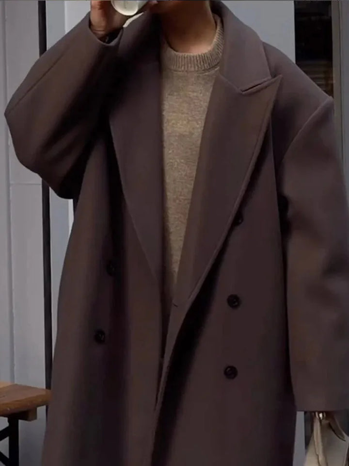 Rückenansicht der warmen langen Damenjacke Sophie, bequem und schick für kalte Tage. Eine essentielle Winterjacke.
