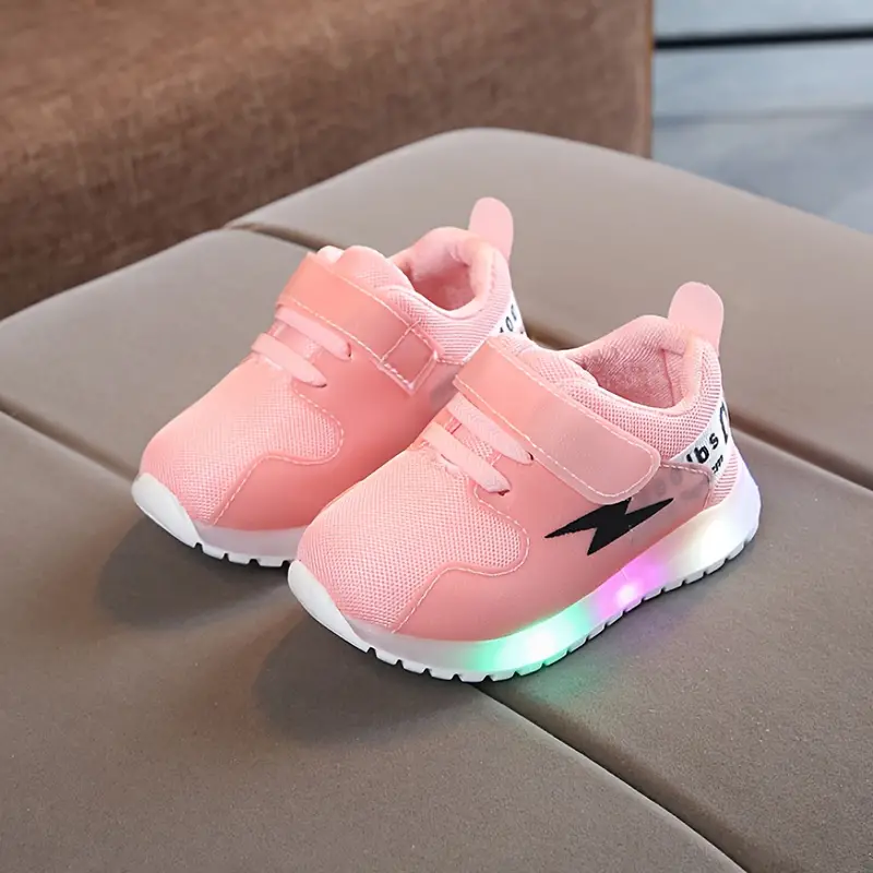 Bequeme LED-Kleinkinderschuhe GlowSteps mit leuchtender Sohle für Jungen & Mädchen, sicher & rutschfest.