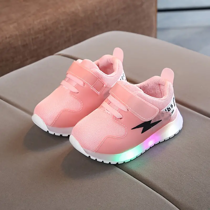 Bequeme LED-Kleinkinderschuhe GlowSteps mit leuchtender Sohle für Jungen & Mädchen, sicher & rutschfest.