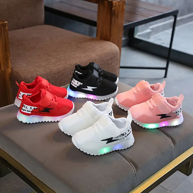 Sichere LED-Leuchtschuhe für Kinder: strapazierfähige Kleinkinderschuhe mit rutschfester Sohle.
