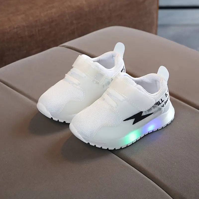 Modische LED-Kleinkinderschuhe GlowSteps, leuchtend und bequem für aktive Kinderfüße.