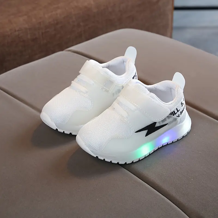 Modische LED-Kleinkinderschuhe GlowSteps, leuchtend und bequem für aktive Kinderfüße.