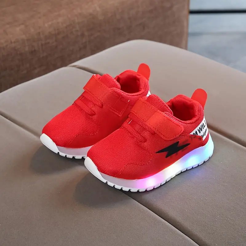 Leuchtende Kinder LED-Schuhe mit bequemer Passform und rutschfester Sohle, ideal für Spiel & Spaß.