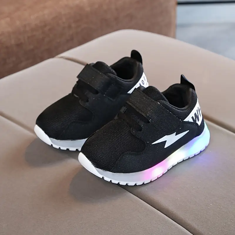 Robuste Kleinkinderschuhe mit LED-Beleuchtung, sicher & bequem für Outdoor-Abenteuer der Kinder.