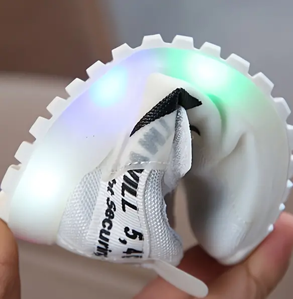 GlowSteps LED-Schuhe: bequeme, leuchtende Kleinkinderschuhe für sichere Schritte kleiner Entdecker.