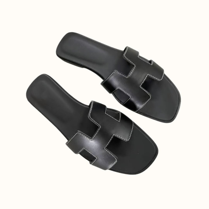 Detailaufnahme: Bequeme Damen Sandalen, weiche Riemen, elegantes H-Profil, modisch für Sommer.