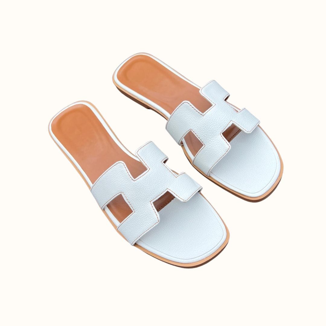 Modische Damen Sandalen als Highlight für Sommer-Outfits, bequem & elegant, flaches Design.