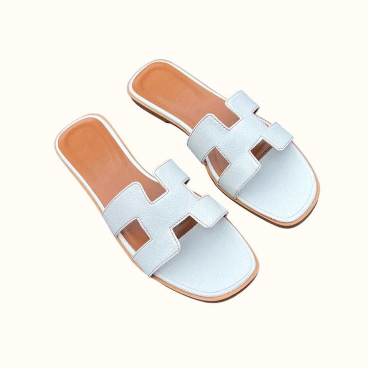 Modische Damen Sandalen als Highlight für Sommer-Outfits, bequem & elegant, flaches Design.