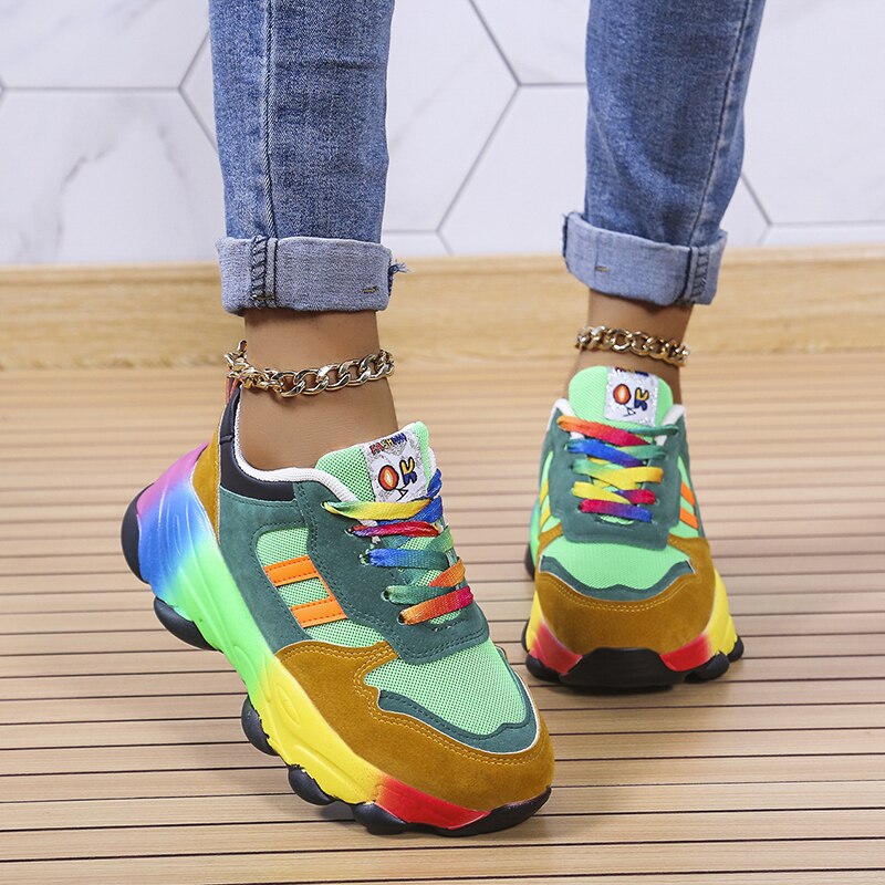 Trendige Damen-Sneaker mit bequemer Plateau-Sohle, orthopädisch und atmungsaktiv für jede Aktivität.