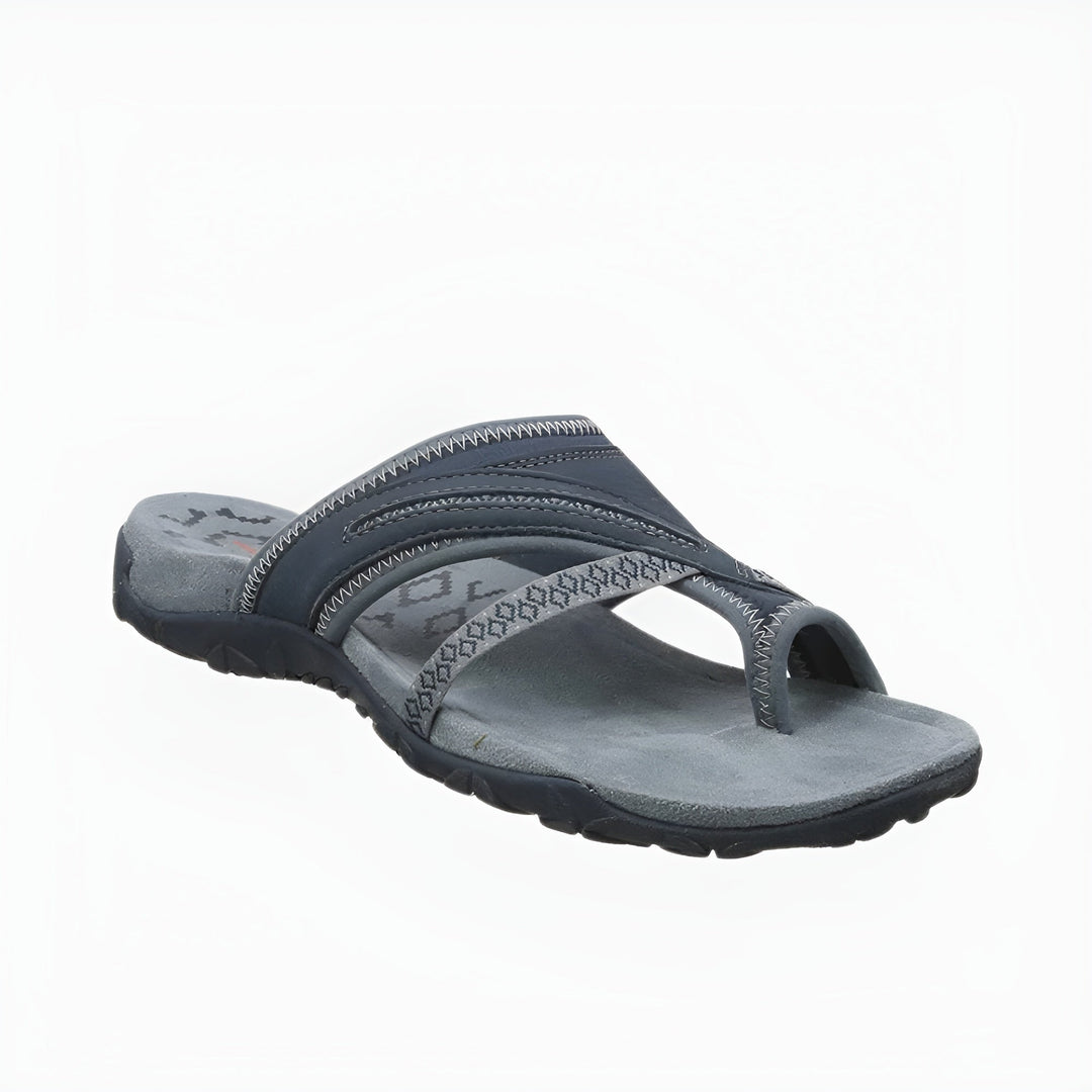 Vielseitige Damen Sandalen. Bequeme & flache Sommerschuhe ideal für Freizeit, kombiniert mit jedem Outfit.