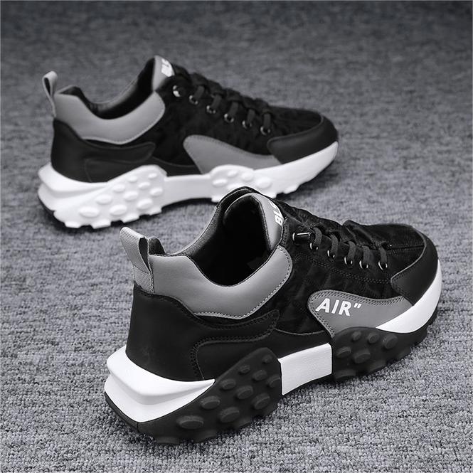Stilvolle weiße Herren Sneaker mit orthopädischer Unterstützung für ganztägigen Komfort und gesunde Füße.