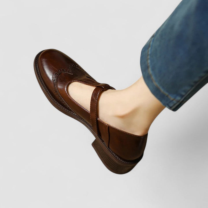 Nahaufnahme der Textur von orthopädischen Mary Jane Damenschuhen. Hochwertiger Komfortschuh für jede Dame. CL-0681.