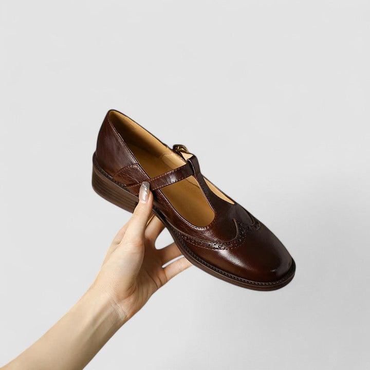 Dame trägt orthopädische Mary Jane Schuhe in Schwarz. Bequeme & elegante Alltagschuhe, fördern Fußgesundheit. CL-0681.
