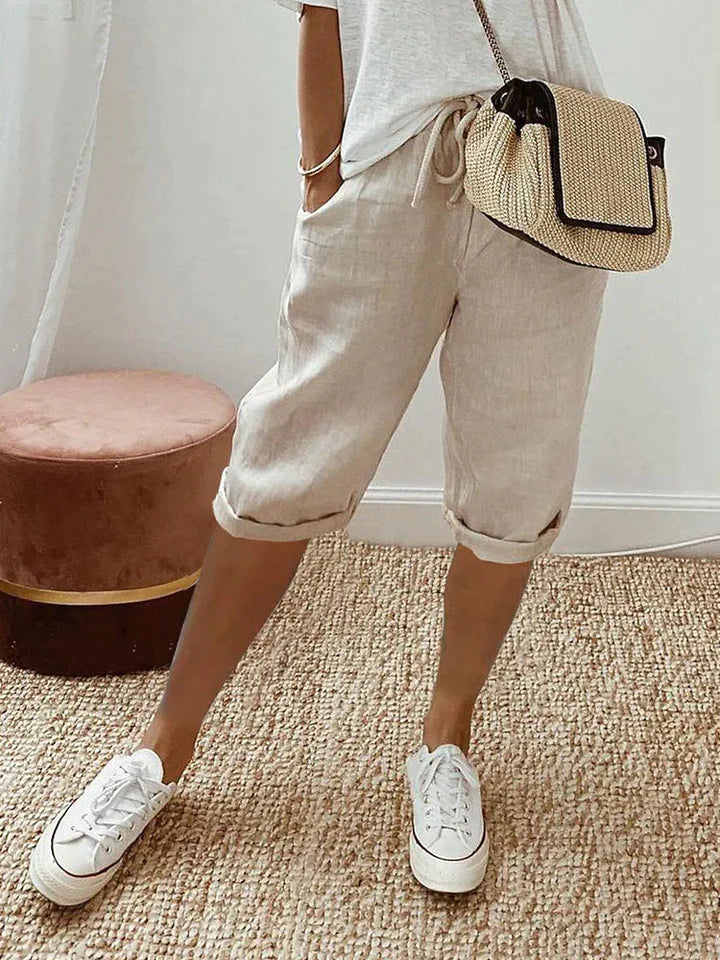 Weiße Basic Damen-Shorts für den Sommer. Stilvolle & bequeme kurze Hose, ideal für Freizeit, Alltag & Urlaub.