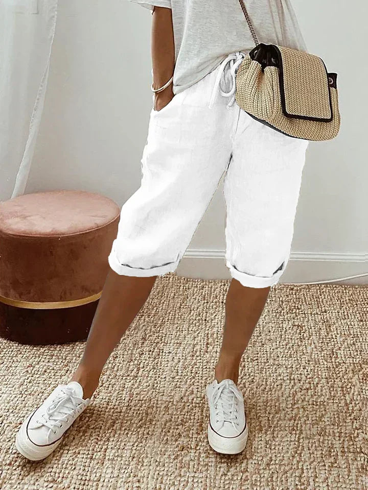 Moderne grüne Damen-Shorts für Sommer und Freizeit. Komfortable kurze Hose für stilvolle Alltags-Looks.